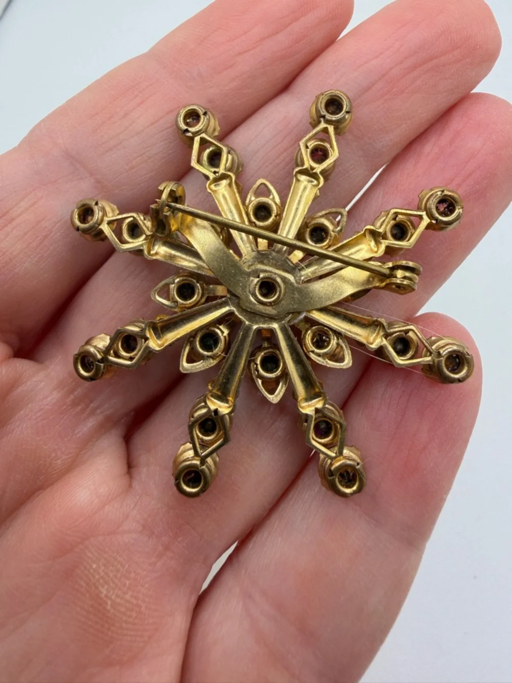 Vintage Aurora Borealis Rhinestone and‎ Antiqued Gold tone Brooch/Pin!